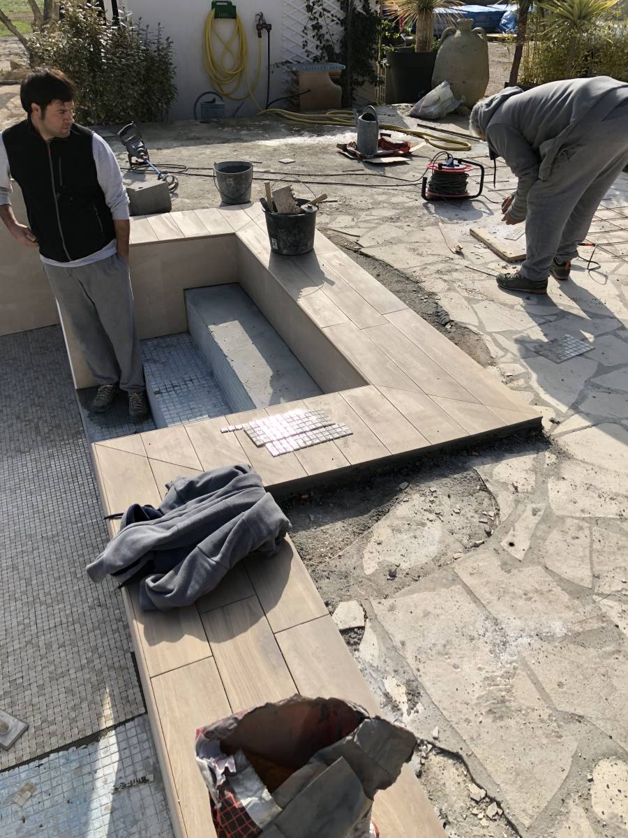 Vente de carrelage extérieur imitation bois pour terrasse et tour de piscine Martigues