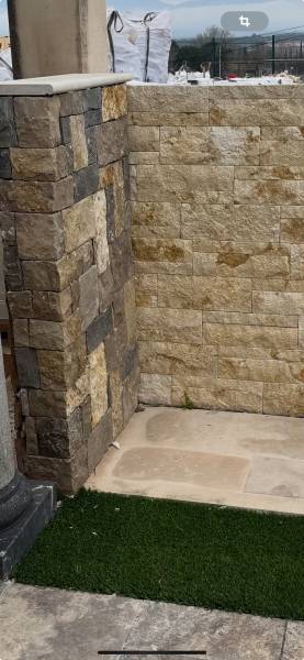 parement pierre véritable sur lit de beton pour murs de cloture