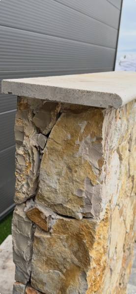 finition de mur de cloture en travertin ep 3cm bord rond avec goutte d'eau