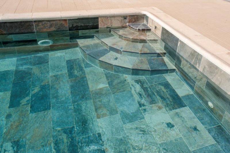 réalisation de marche d'escalier dans piscine en carrelage de bali