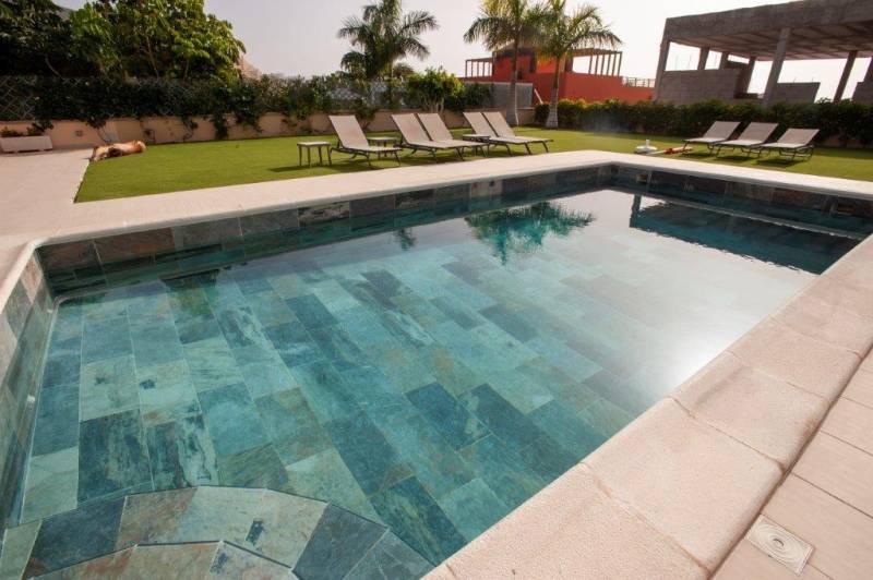 PISCINE EN CARRELAGE DE BALI DISPONIBLE A L'ACHAT A ISTRES EN 30X60 RECTIFIE