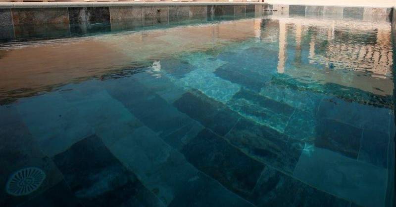 PISCINE EN CARRELAGE DE BALI DISPONIBLE A L'ACHAT A ISTRES EN 30X60 RECTIFIE