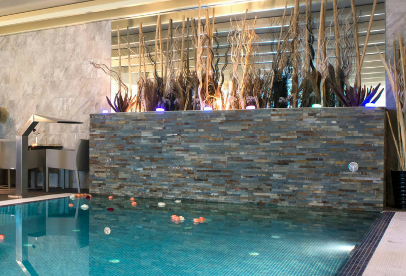 parement mur piscine en ardoise oxydée a port de bouc